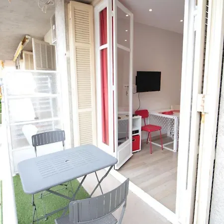 Red Buffa شقة *