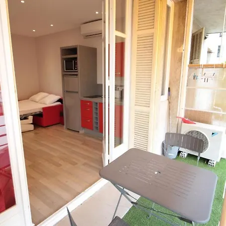 Red Buffa شقة *